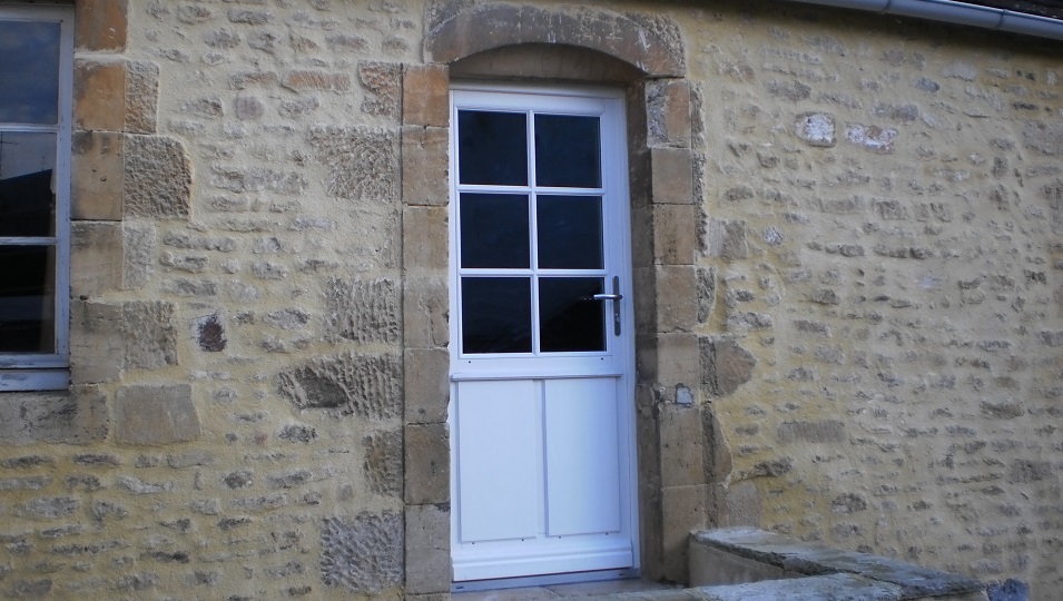 Portes et fenêtres en bois exotique pré-peinture blanche