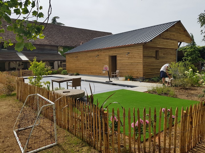 Restauration d'un hangar agricole en Pool House