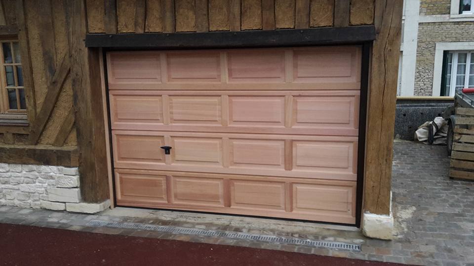 Pose d'une porte de garage sectionnelle en  bois