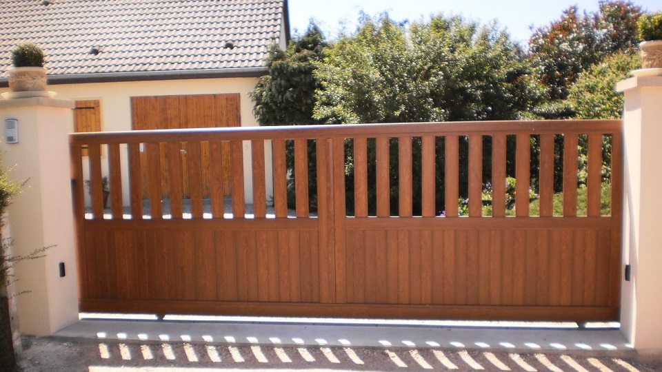 Portail coulissant aluminium chêne doré