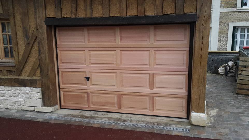Pose d'une porte de garage sectionnelle en bois