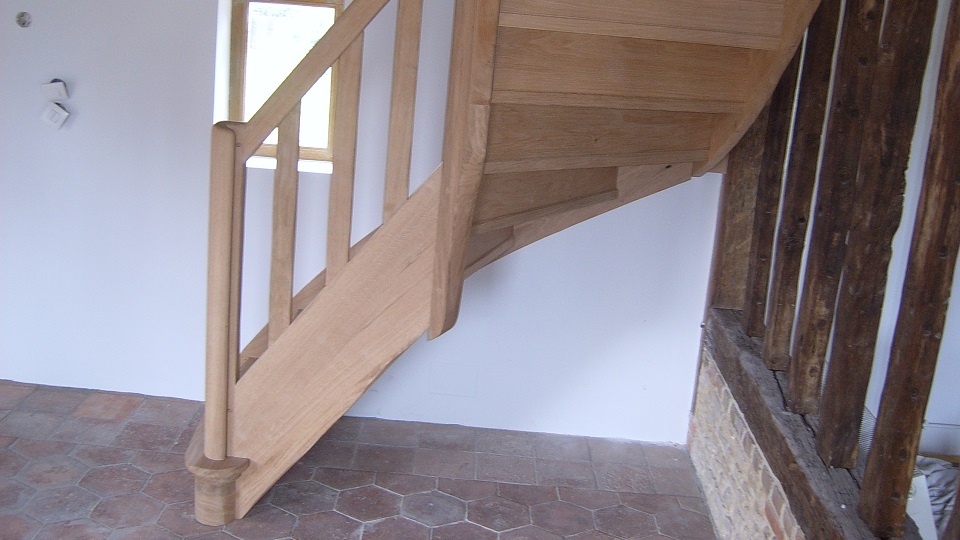 ESCALIER EN CHÊNE POTEAUX ÉVIDÉS