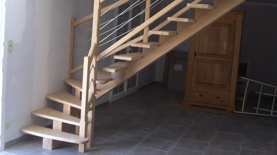 ESCALIER EN CHÊNE sur limon central - garde corps inox