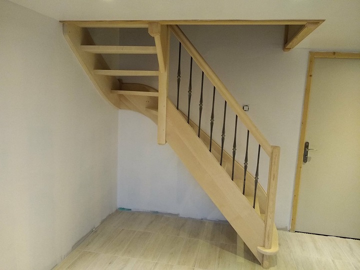 ESCALIER EN FRÊNE-BALUSTRES EN ACIER